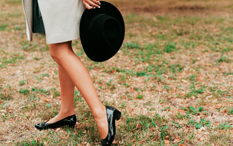 a woman wearing  kitten heels in formal clothes 